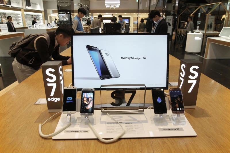 Early smartphone launch boosts Samsung profits