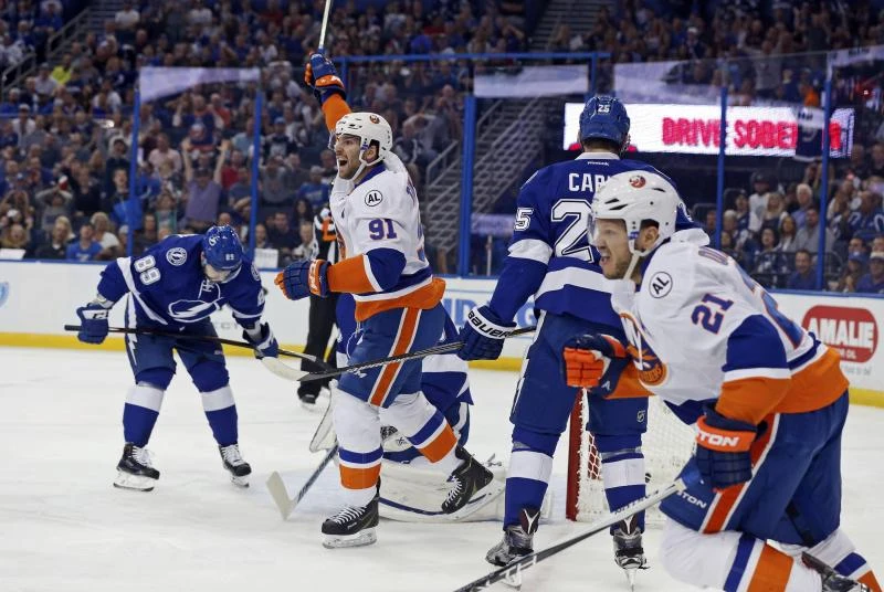 Tavares, Prince lead Islanders past Lightning 5-3 in Game 1