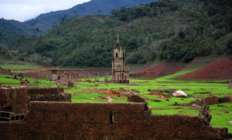 General view of the ruins of Potosi, a town inundated over 30 years ago when a hydroelectric plant was built in Tachira state in western Venezuela, pictured June 4, 2016. Due to the drought caused by the El Niño climate phenomenon, the ruins of Potosi, a village nestled in the Venezuelan Andes, reemerged after more than 30 years under water. (AFP)
