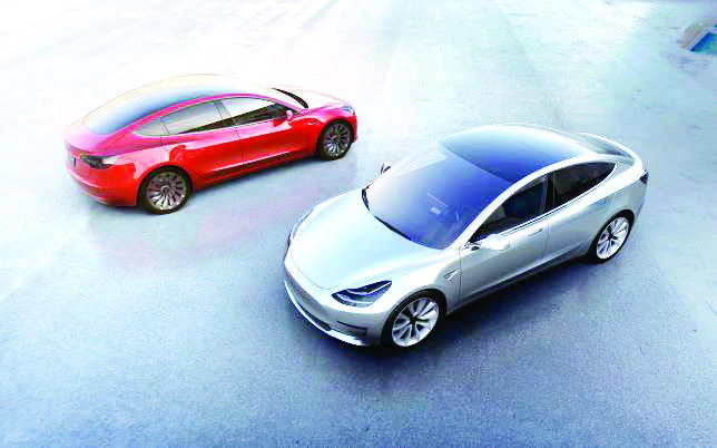 Tesla has re-committed to using Mobileye technology for hands-free driving in its electric cars.