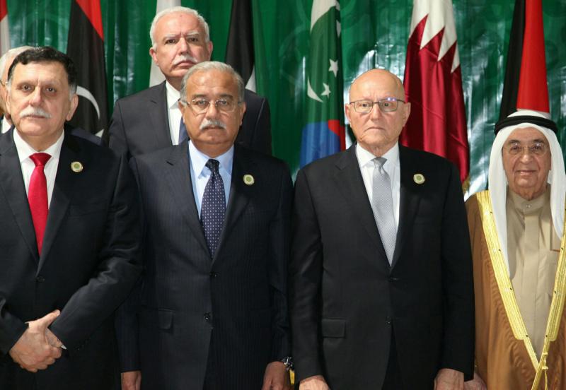 Palestinian Foreign Minister Riyad al-Malki (second from left) and other Arab League leaders pose for a picture during the Arab League summit in Mauritania's capital Nouakchott in this handout picture provided by the Lebanese photo agency Dalati and Nohra on July 26, 2016. (AFP Photo)