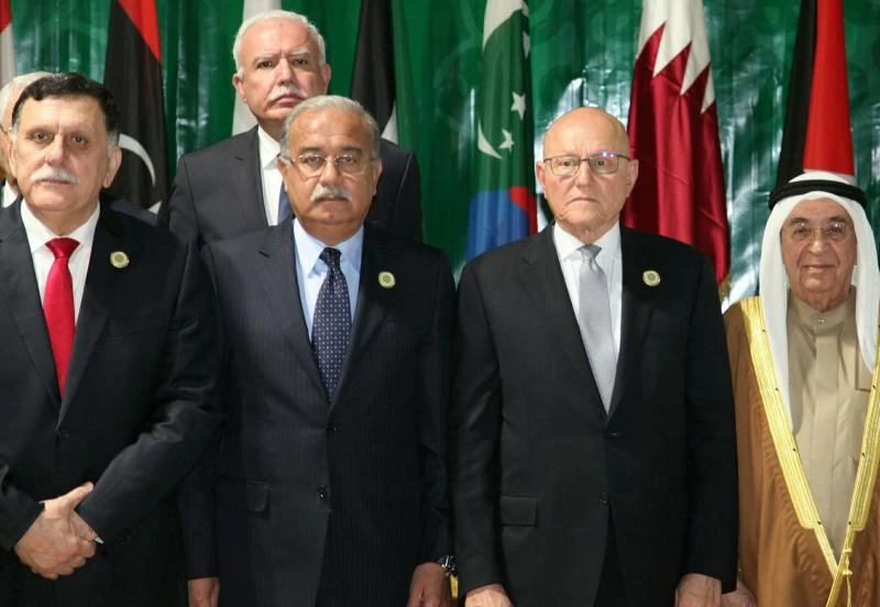 Palestinian Foreign Minister Riyad al-Malki (second from left) and other Arab League leaders pose for a picture during the Arab League summit in Mauritania's capital Nouakchott in this handout picture provided by the Lebanese photo agency Dalati and Nohra on July 26, 2016. (AFP Photo)