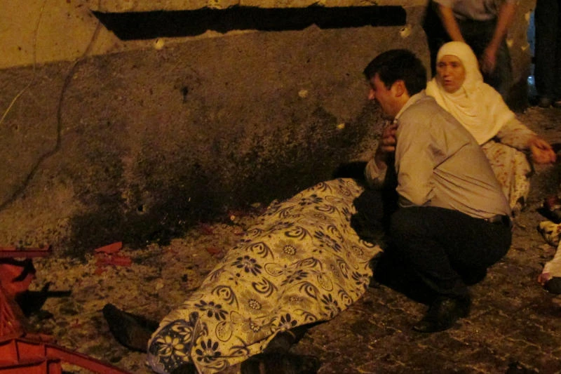 A man and a woman mourn next to a body of one the victims of a blast targeting a wedding ceremony in the southern Turkish city of Gaziantep, Turkey, August 20, 2016. (Ihlas News Agency via Reuters)