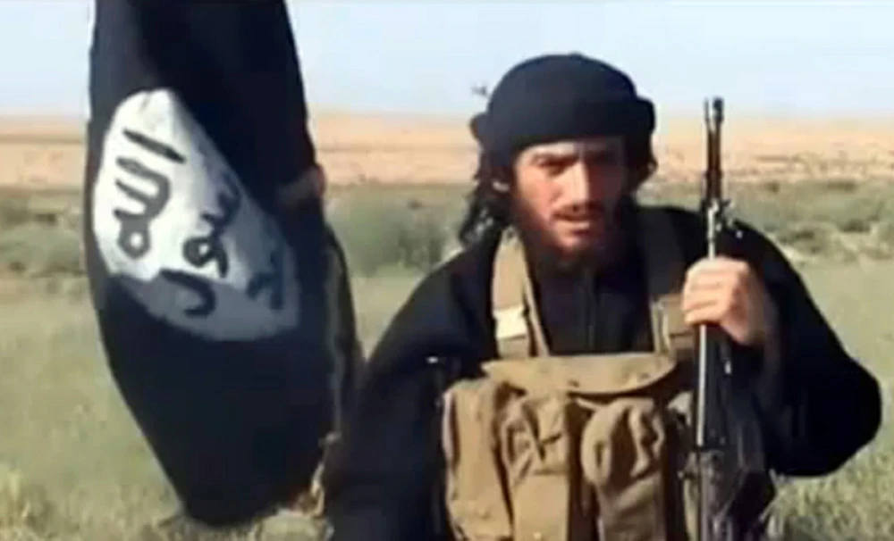 An image grab taken on October 2, 2013 from a video uploaded on YouTube shows Daesh spokesman Abu Mohammad al-Adnani al-Shami speaking next to an Islamist flag at an undisclosed location. (AFP / YOUTUBE / HO)