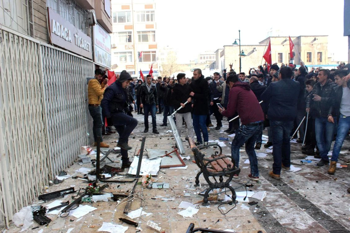 People protesting in front of the offices of pro-Kurdish Peoples' Democratic Party (HDP) following a suicide car bombing on December 17, 2016 in Kayseri. (AFP)
