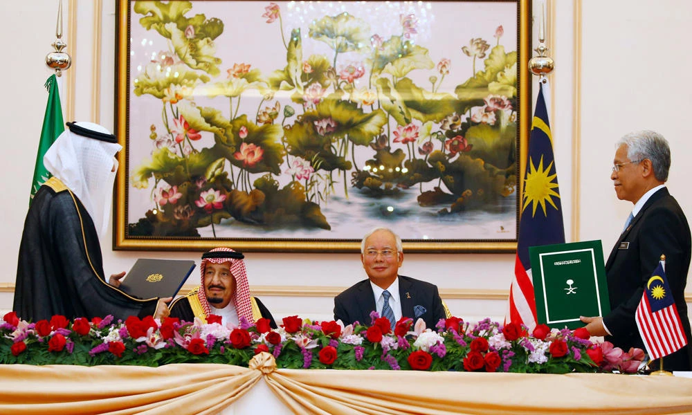 Saudi Arabia's King Salman and Malaysia's Prime Minister Najib Razak witness a Memorandum of Understanding signing ceremony in Putrajaya, Malaysia, on Monday. (REUTERS/Edgar Su)