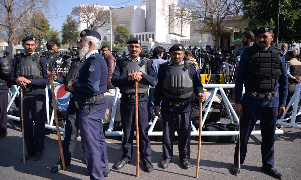 Pakistani policemen stand guard outside the Supreme Court during a hearing on the Panama Papers in Islamabad on February 23, 2017. Islamabad and other parts of the country have been put on high alert after a series of militant attacks, officials said on Monday. (AFP / AAMIR QURESHI)