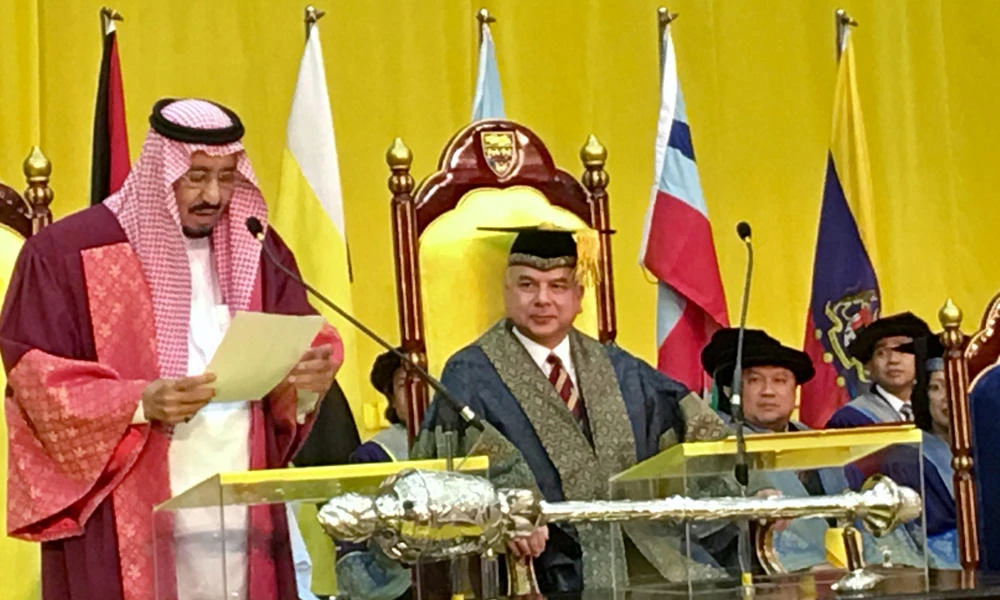 King Salman reading out the acceptance speech after being conferred with an honorary doctorate by the University of Malaya (UM) in Kuala Lumpur on Monday. (AN photo)