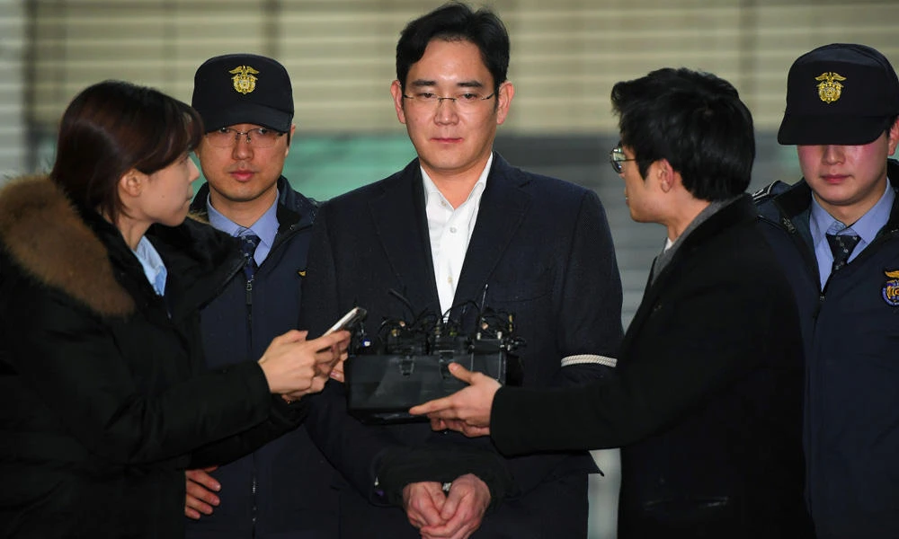In a file photo taken on February 22, 2017 Lee Jae-Yong (C), vice chairman of Samsung Electronics, arrives for questioning at the office of a special prosecutor investigating a corruption scandal in Seoul. The heir to the Samsung empire and four other top executives from the world's biggest smartphone maker were indicted Tuesday on multiple charges including bribery and embezzlement. (AFP / JUNG YEON-JE)
