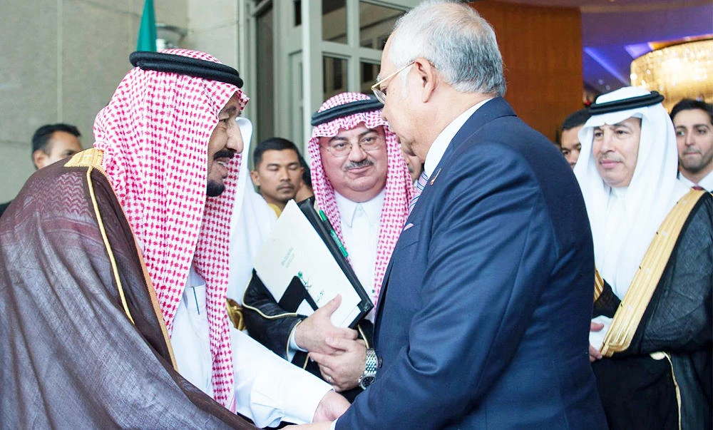 Saudi Arabia's King Salman shakes hands with Malaysia's Prime Minister Najib Razak during a deal signing ceremony between Saudi oil giant Aramco and Malaysian firm Petronas in Kuala Lumpur, Malaysia on Tuesday. (Reuters)
