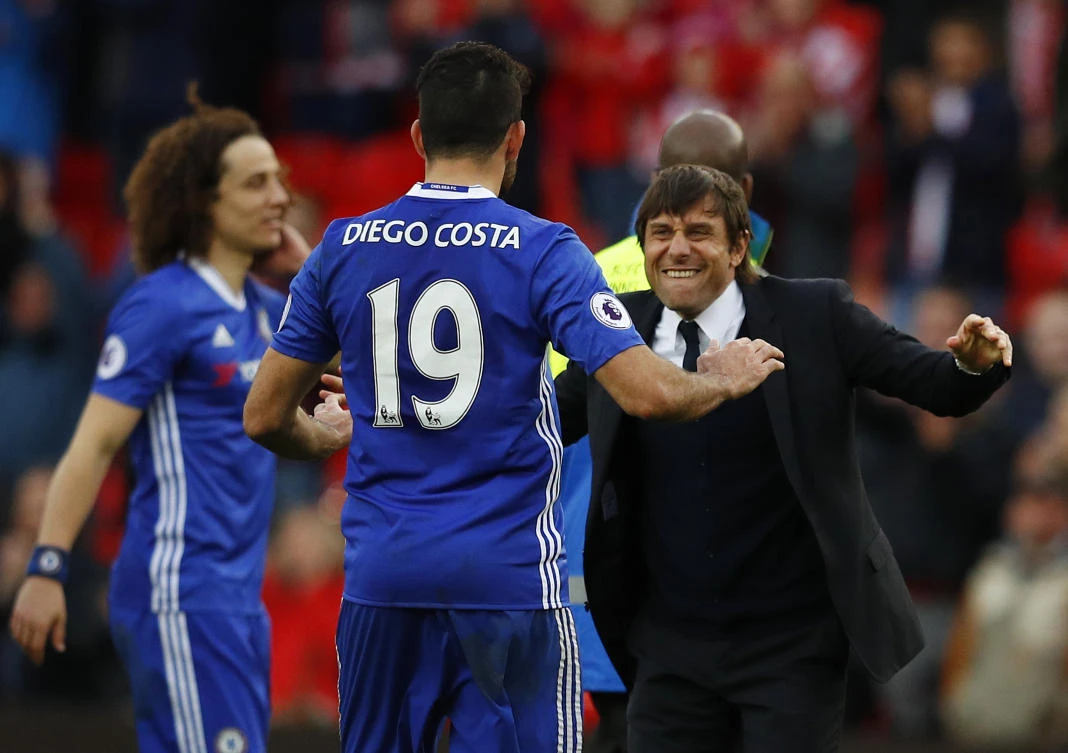 Chelsea manager Antonio Conte celebrates with Diego Costa