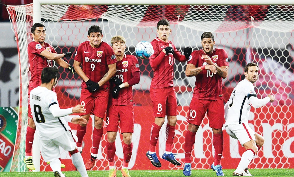 Shanghai SIPG’s Brazilian forward Hulk, second right, and Brazilian midfielder Oscar, third right, attempt to block the ball during the AFC Asian Champions League group football match between China's Shanghai SIPG and Australia’s Western Sydney Wanderers in Shanghai on Tuesday. (AFP)