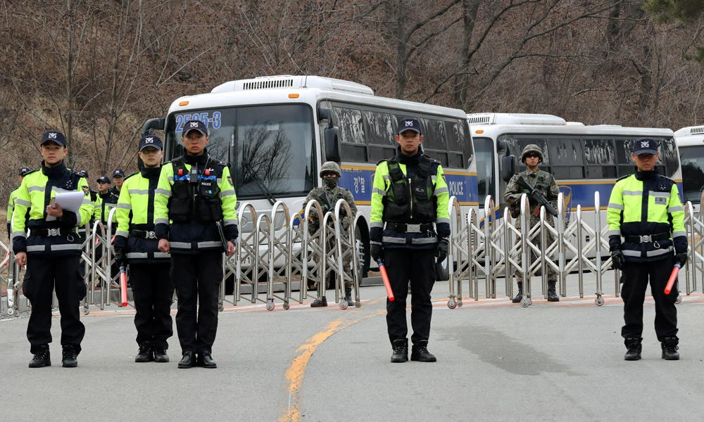 South Korean policemen and soldiers stand guard at a golf course owned by Lotte, where the US Terminal High Altitude Area Defense (THAAD) system will be deployed, in Seongju, South Korea, on Wednesday. (Kim Joon-beom/Yonhap via Reuters)