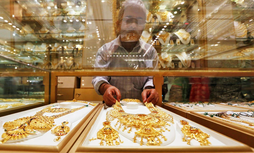 A salesman arranges a gold necklace in a display case inside a jewellery showroom on the occasion of Akshaya Tritiya, a major gold buying festival, in Kolkata, India, in this May 9, 2016 file photo. (REUTERS)
