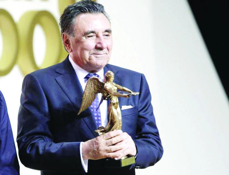 Turkish publisher Aydin Dogan holds the Victoria award during a ceremony at the Publishers Night in Berlin in this file photo. (Reuters)