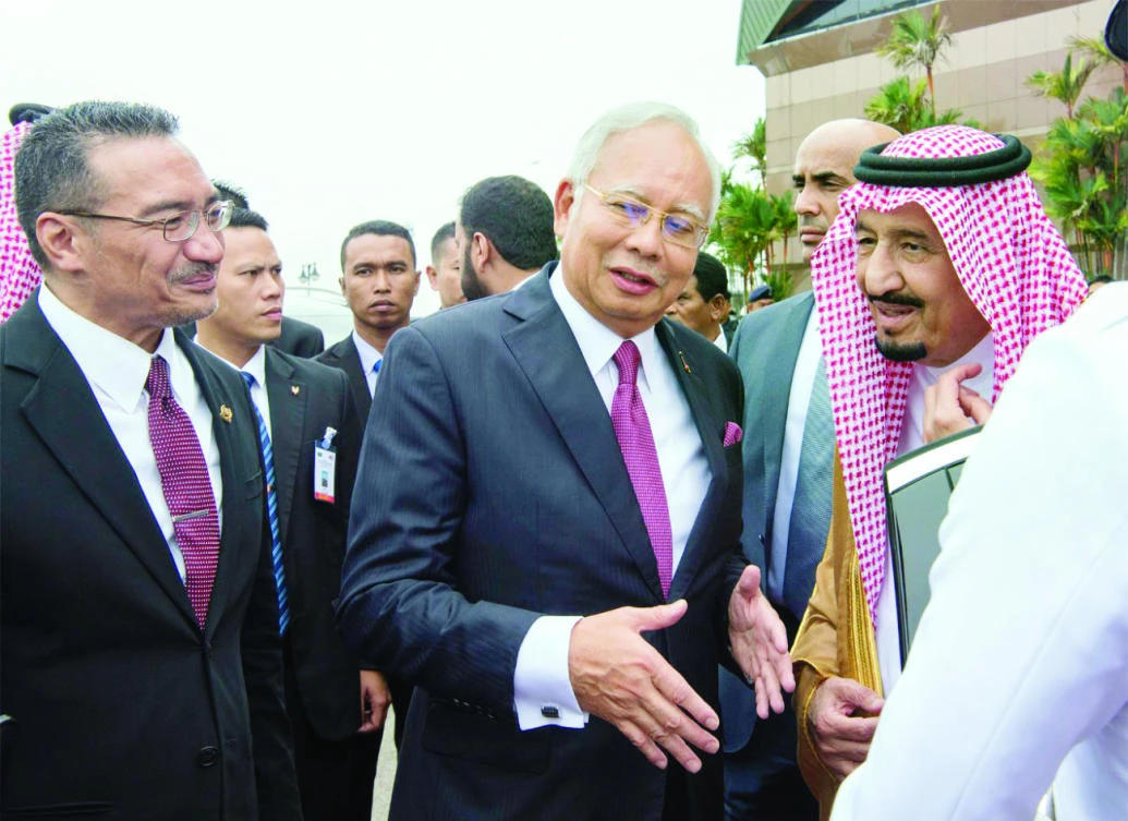 King Salman bids farewell to Malaysian officials led by Prime Minister Najib Razak in Kuala Lumpur, on Wednesday. (AN photo)