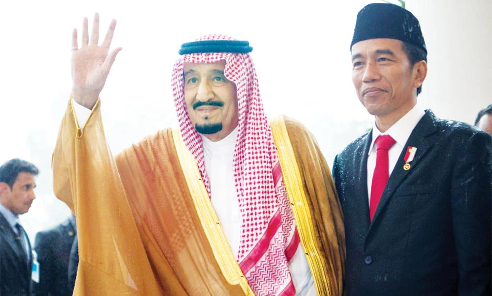 King Salman receives a warm welcome from Indonesia’s President Joko Widodo in Jakarta on Wednesday. (SPA)