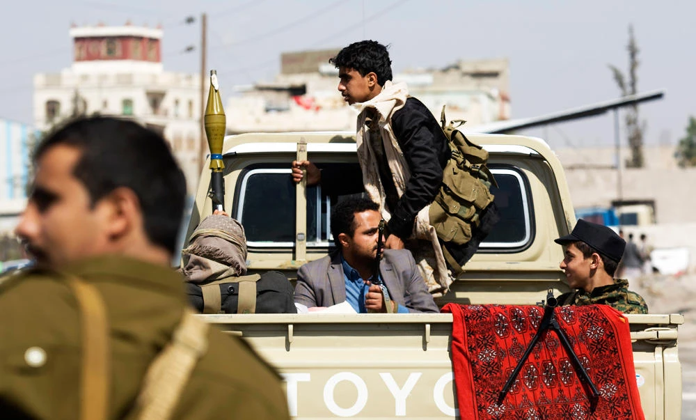 Houthi Shiite Yemenis guard a street near the presidential palace during clashes in Sanaa, Yemen, in this Jan. 19, 2015 file photo. (AP)