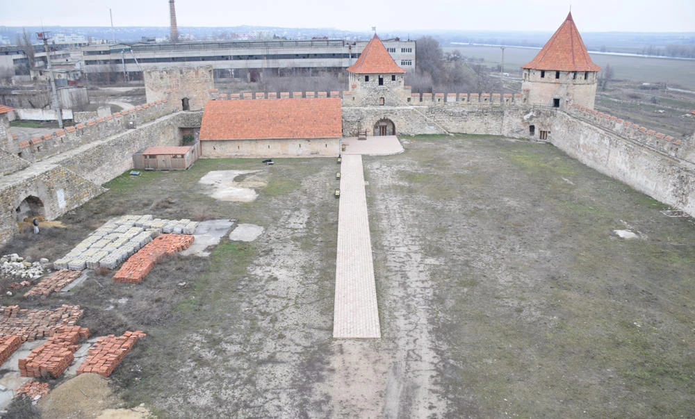 The Bender fortress in the Pridnestrovian Moldavian Republic was designed by the famed architect Koca Mimar Sinan, the Ottoman master. It is modeled on the Western European “bastion style” shortly after Sultan Suleiman I took the town of Tighina in 1538. It has since been renamed Bender. Clockwise from top is an expansive courtyard; a view from a battlement on the perimeter; the interior portion of the museum; a look at an abandoned Russian military installation; a mural of a dramatic battle with a burning mosque nearby; the entrance; and signage that gives the only hint that a fortress is nearby. (Photos by Tharik Hussain).