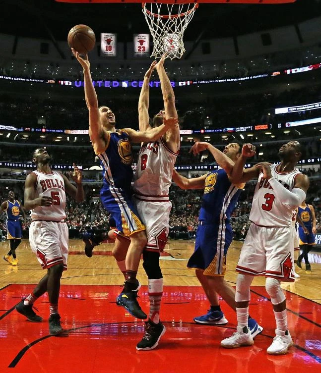 Klay Thompson (11) of the Golden State Warriors puts up a shot against Robin Lopez (8) of the Chicago Bulls at the United Center in Chicago, Illinois, on Thursday night.(AFP)