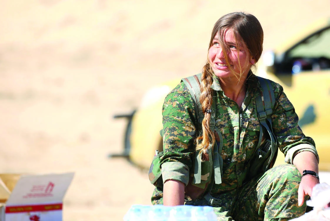 A Kurdish fighter of the US-backed Syrian Democratic Forces, made up of an alliance of Arab and Kurdish fighters, distributes food in the village of Sabah
Al-Khayr on the outskirts of Deir Ez Zor as they advance to encircle the Daesh bastion of Raqqa. (AFP)