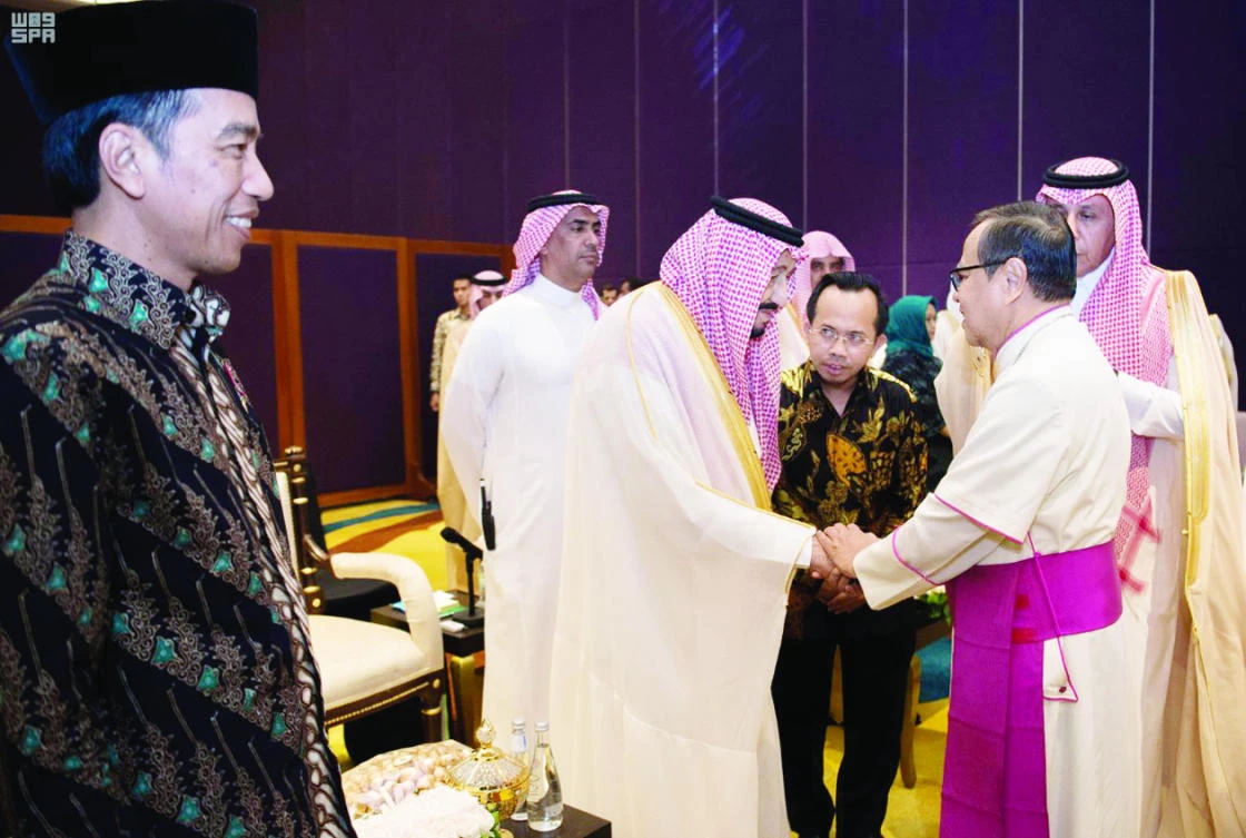 King Salman receives top Islamic and religious leaders and Indonesian President Joko Widodo in Jakarta on Friday. (SPA)