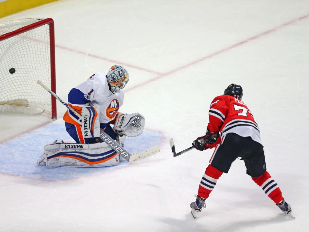 Chicago Blackhawks left wing Artemi Panarin (72) scores the winning goal past New York Islanders goalie Thomas Greiss in the shoot out at the United Center on Friday night. (USA TODAY Sports)