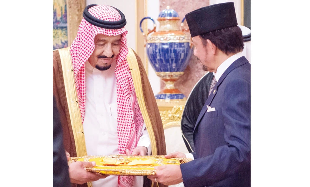 Sultan Hassanal Bolkiah conferred Brunei’s highest honor, the Royal Family Order for Brunei’s Throne, on King Salman, on Saturday. (SPA)