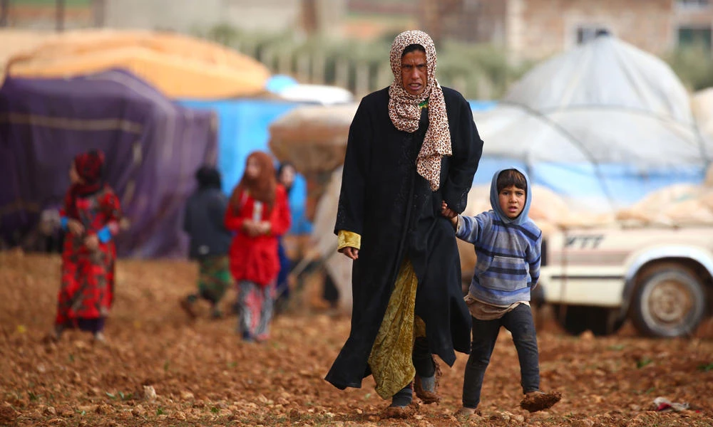 Displaced Syrians, who fled their hometowns due to clashes between regime forces and the Daesh group, are seen in Kharufiyah, 18 kilometers south of Manbij, on March 4, 2017. (AFP / DELIL SOULEIMAN)
