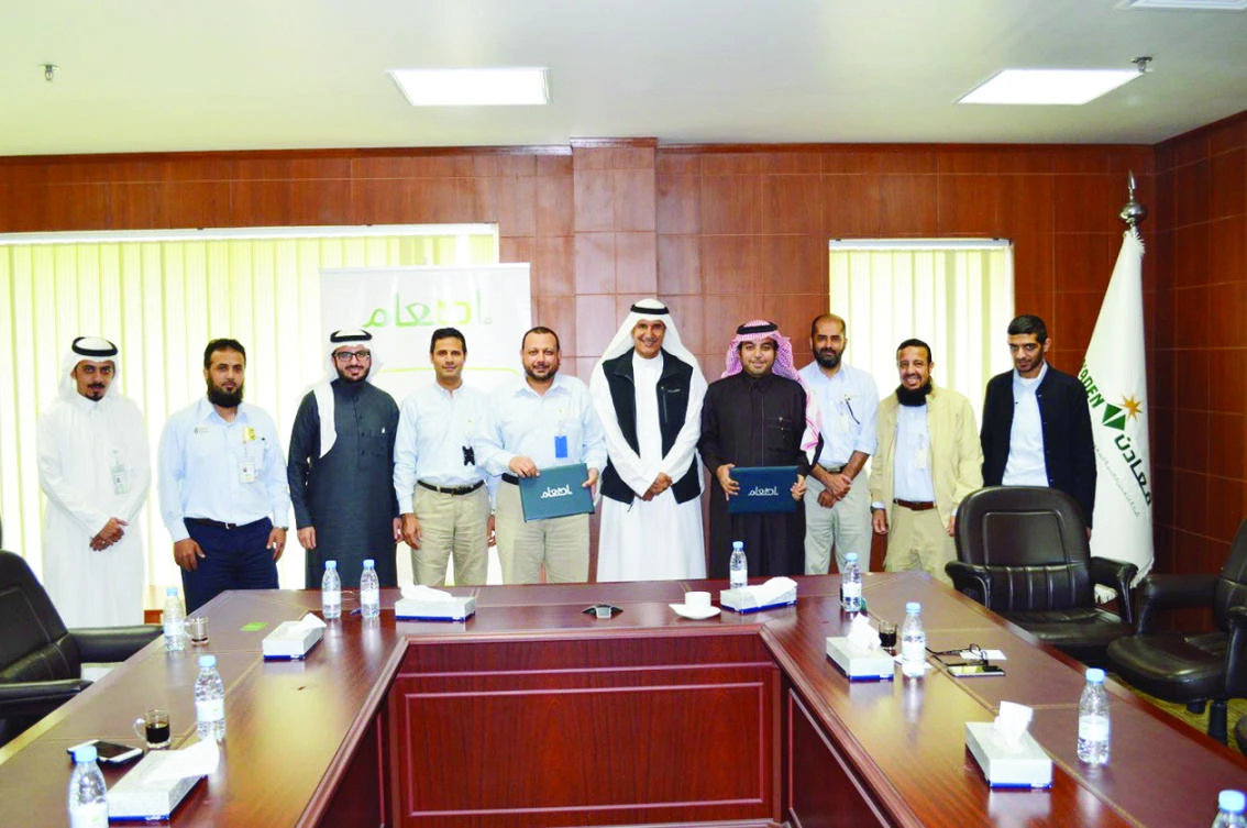 Officials of Ma’aden Phoshate Company and Ita’am after the signing of the agreement.
