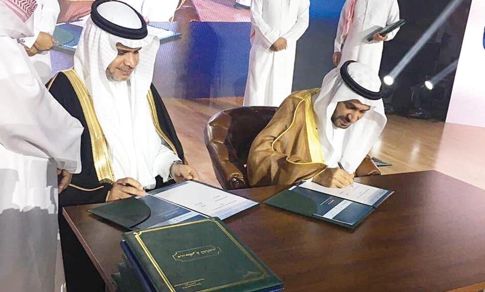 Education Minister Ahmed Al-Issa signs agreements in the field of security and safety in Riyadh on Sunday. (SPA)