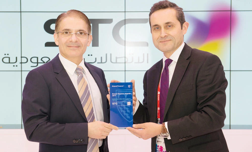 Anthony Kendall, Brand Finance strategy director, right, handed the award to Amjad E. Shacker, general manager, corporate communication, STC.