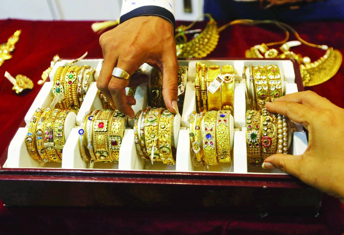 Gold slips to 3-week low