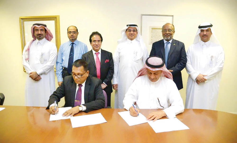 Mohammad Iqbal, chairman of BCIC from Bangladesh, left, and Abdulnasser Ahmed Al-Babtain, general manager of Urea and Nutrients department of SABIC, right, at the signing of the agreement in Riyadh. (AN photo)