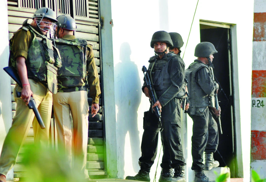 Anti Terrorist Squad (ATS) commandos and local police stand guard outside a house where a suspected militant was said to be hiding in Thakurganj area in Lucknow on Tuesday night. REUTERS