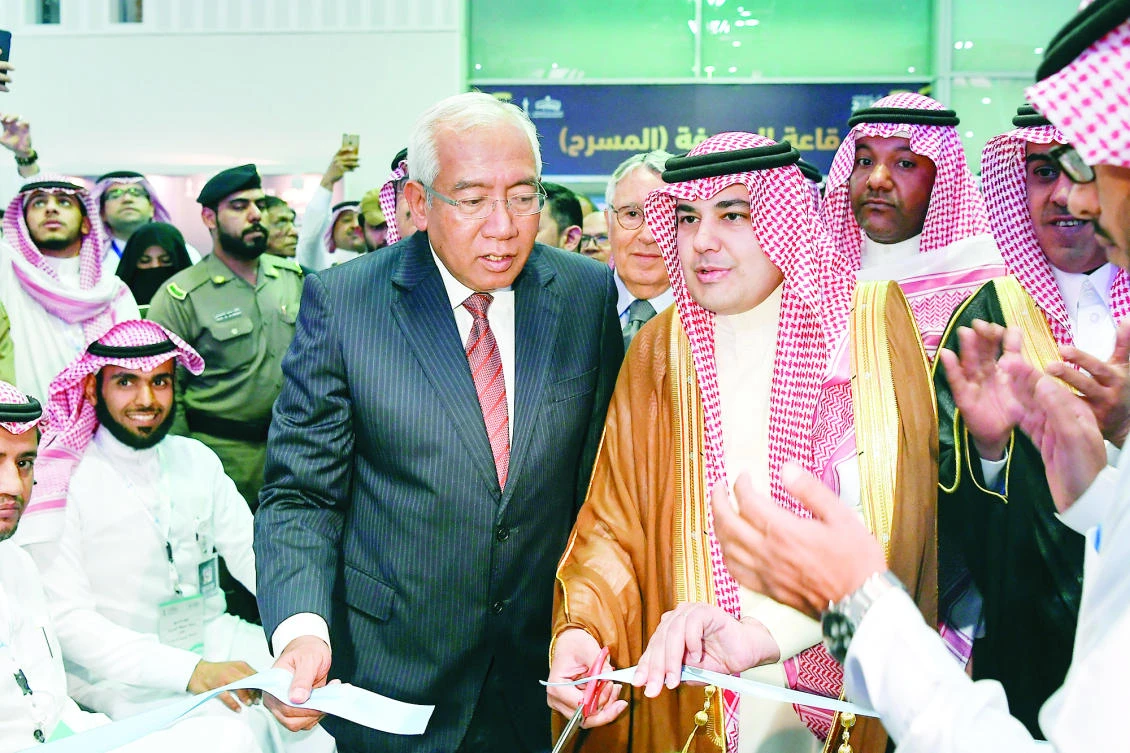 Culture and Information Minister Adel Al-Toraifi flags off the Riyadh International Book Fair in the presence of Malaysian Education Minister Mahdzir Khalid, left, at the Riyadh International Convention and Exhibition Center (RICEC) on Wednesday.