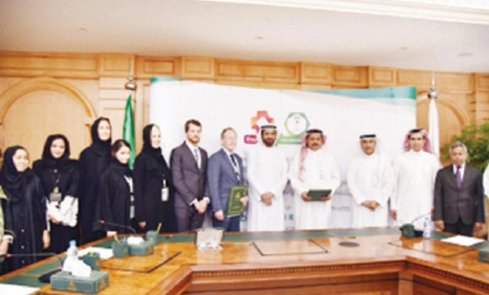 Health Minister Dr. Tawfiq Al-Rabiah, fifth right, with King Saud Medical City and Australian Alfred Hospital officials, in Riyadh on Tuesday. (AN photo)