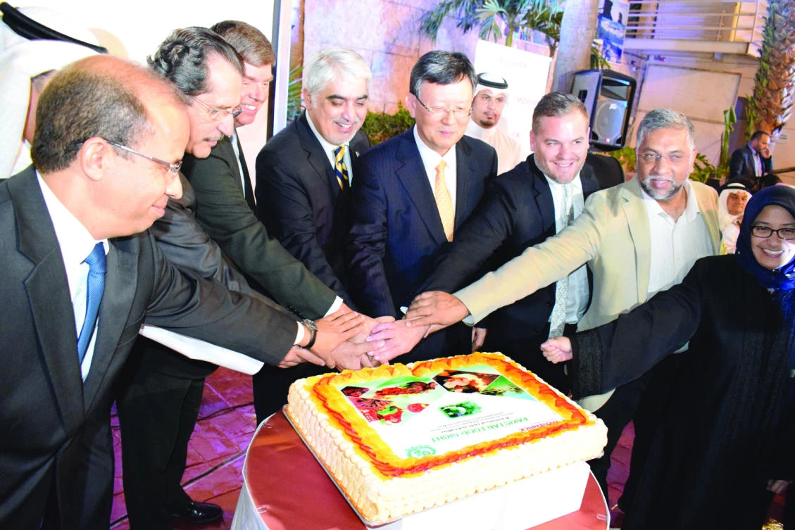 Pakistani Consul General Shehryar Akbar Khan and foreign diplomats cut a cake during the festival in Jeddah. (AN photo)