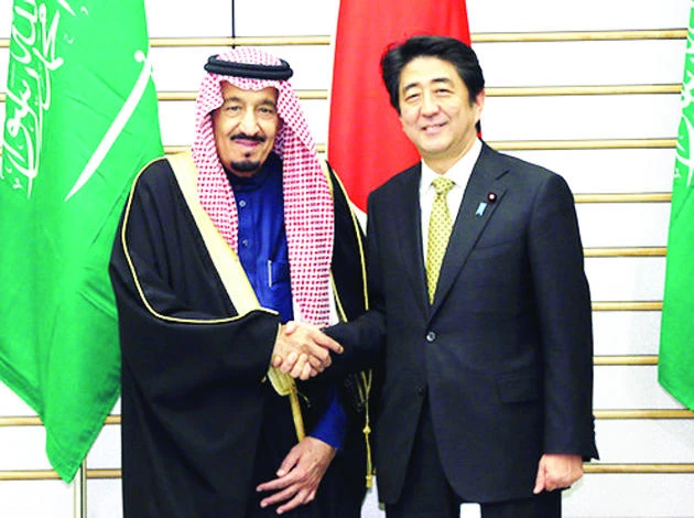 King Salman, left, is greeted by Japanese Prime Minister Shinzo Abe at the PM’s official residence in Tokyo in this file photo. (AFP)