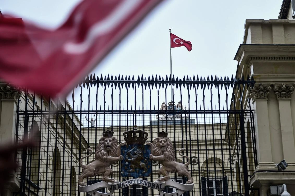 A picture taken on March 12, 2017 in Istanbul shows a Turkish flag fluttering at the Dutch Consulate after protesters replaced briefly the Netherlands’ national flag with a Turkish one. Protesters briefly took down the Dutch flag at the Dutch consulate in Istanbul and replaced it with a Turkish one. (AFP)