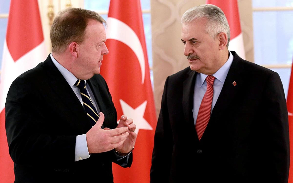 Picture taken on December 10, 2016 shows Turkish Prime Minister Binali Yildirim (R) speaking with his Danish counterpart Lars Lokke Rasmussen. (AFP)