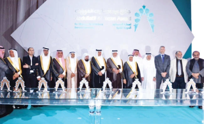 The winners of the Gulf mosques architecture awards with Makkah Gov. Prince Khaled Al-Faisal and Prince Sultan bin Salman, chairman of the Board of Trustees of the award, in Jeddah on Sunday. (AN photo)