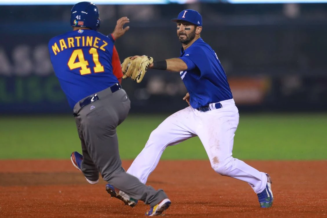 Daniel Descalso (3) of Italy tags out Victor Martinez (41) of Venezuela in the top of the fifth inning during the World Baseball Classic at Panamericano Stadium in Zapopan, Mexico, on Tuesday night. (AFP)