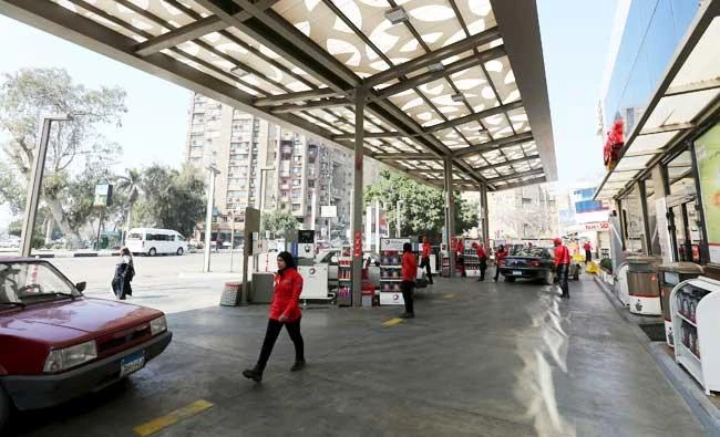 A female employee fills the tank of a car at a petrol station in Cairo, Egypt, in this February 24, 2016 file photo. (Reuters)