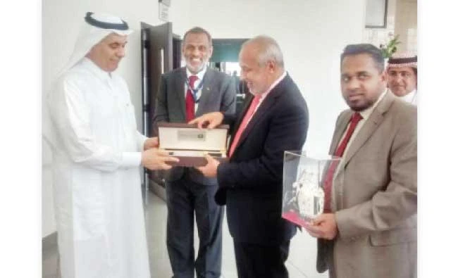Sri Lankan Minister for City Planning and Water Resources Rauf Hakeem exchanges mementos with Minister of Water, Environment and Agriculture Abdul Rahman bin Abdul Mohsen Al-Fadhli in Riyadh on Tuesday. (AN photo)