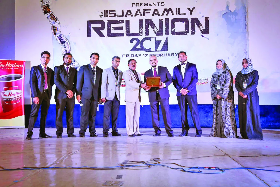 IISJAA President Suhail Mehdi presents a plaque to the association’s coordinator, C. P. Joy, in the presence of IISJAA Vice President Maqdoom Ali, General Secretary Muzammil Hashmi, Joint Secretary Rayeesa Fatima, Treasurer Nabeel Sheikh and executive members Mohammed Ameenuz Zaman, Sabah Noureen and Zubair Siddiqui. (AN photo)