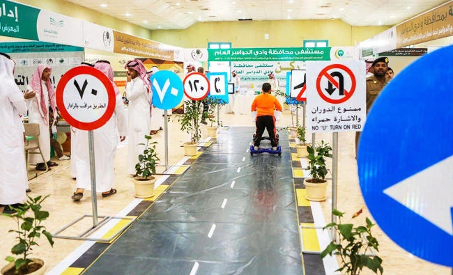 The traffic department organized an exhibition at the Red Sea Mall involving various government agencies. (SPA)