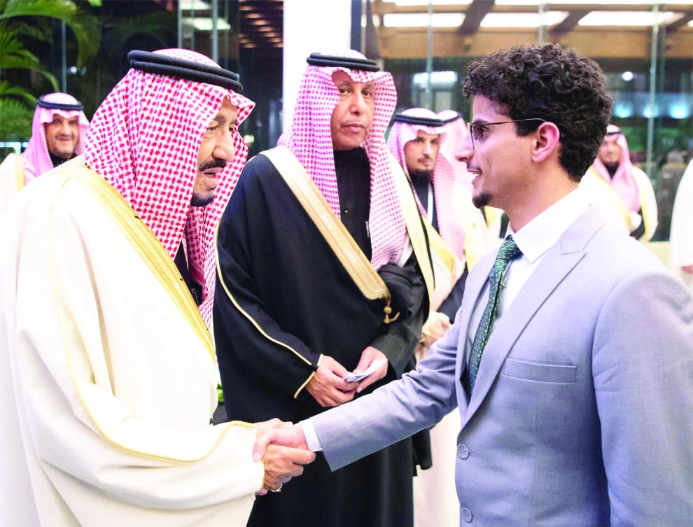 King Salman receives a group of Saudi students on scholarships in China. (SPA)