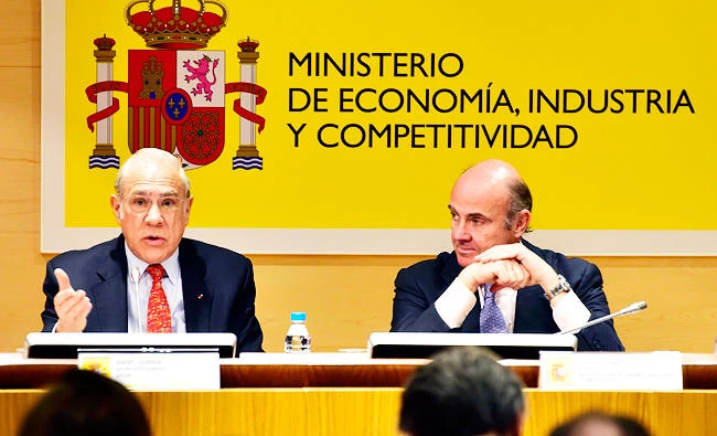 Secretary General of the Organization for Economic Cooperation and Development (OCDE) Angel Gurria (L) and the Spanish Finance Minister Luis de Guindos give a press conference to present an economic report elaborated by this institution on the Spanish economy in Madrid, in this March 14, 2017 photo. (AFP)