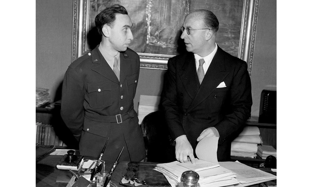 Bria, newsman who flashed Nazi surrender, dies at 101